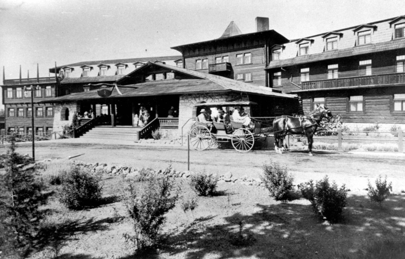 El Tovar’s east side, circa 1905